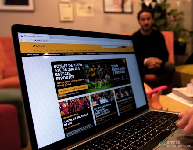 Imagem mostrando o especialista em sites de apostas enrico verificando o site da Betfair