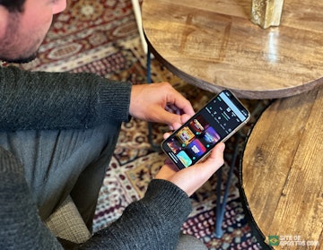 Imagem de uma pessoa jogando no cassino Bet365 pelo celular