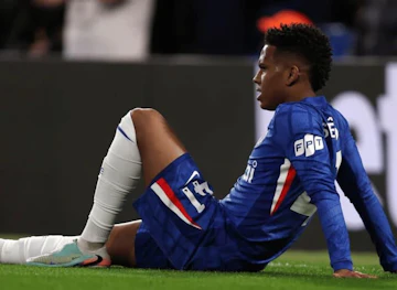 Estevao saiu lesionado no Chelsea vs Man Utd