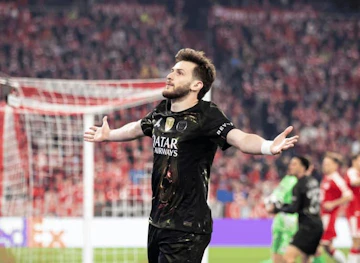 Kvaratskhelia festejando contra o Bayern