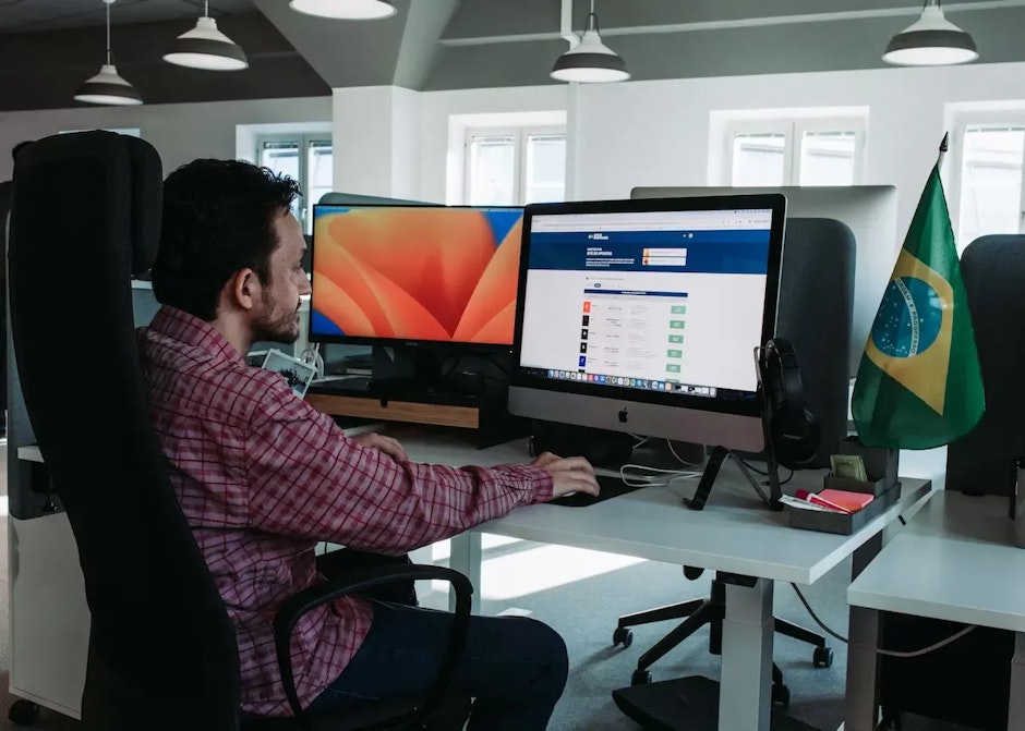 Lucas trabalhando no Site de Apostas