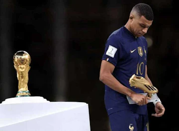 Mbappe com o premio de artilheiro da Copa do Mundo 2022