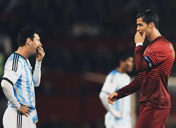 Messi e Ronaldo num jogo entre Argentina e Portugal