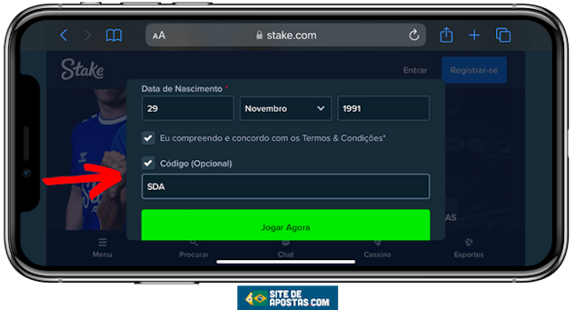Mockup de um celular mostrando o cadastro na Stake e o codigo promocional do Sitede Apostas com