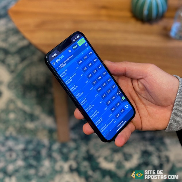 Imagem mostrando o especialista Enrico apostando na Pixbet futebol ao vivo