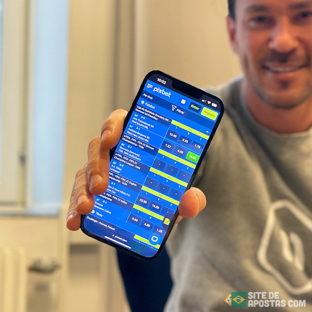 Imagem mostrando o especialista em apostas Enrico Nazaré apostando no Pixbet APK