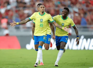 Raphinha e Vini Jr representando o Brasil