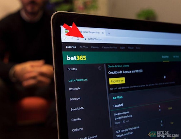 Um computador mostrando o site da Bet365 com uma seta apontando para o cadeado no URL da pagina