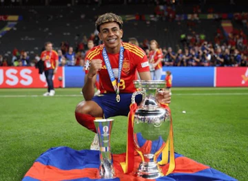 Yamal com trofeu da Eurocopa 2024 e premio de melhor jovem jogador