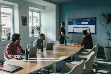 Equipa site de apostas a analisar o site