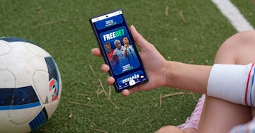 Mockup de celular com a pagina de promocoes da Esportes da Sorte Freebet