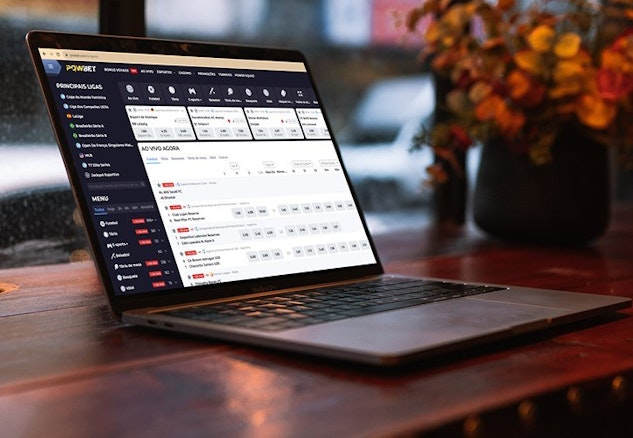 Mockup de laptop com a pagina inicial de apostas esportivas da Powbet
